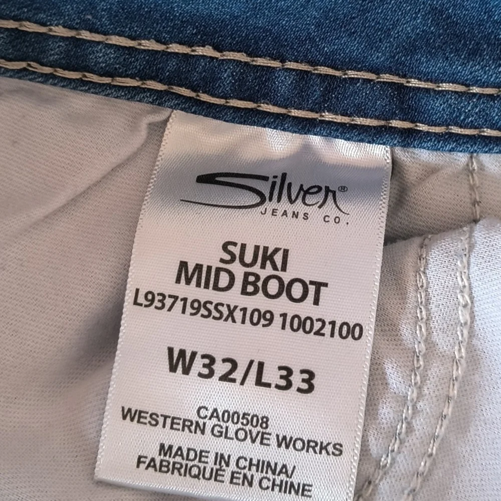 Silver Suki Acid Wash Mid Rise Boot Cut Jeans Size 32
